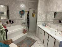 Main Bathroom of property in Fichardt Park