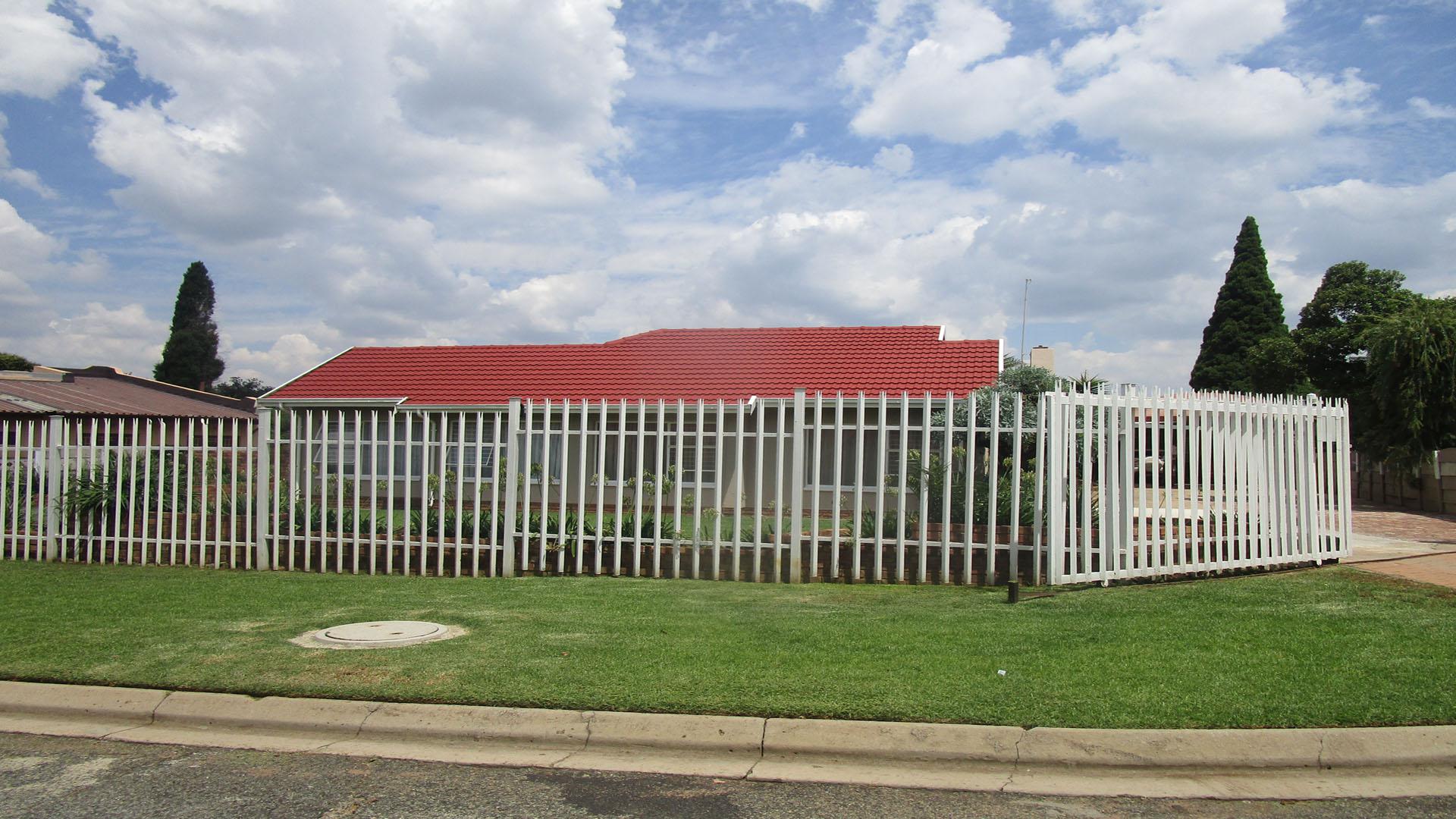 Front View of property in Pomona