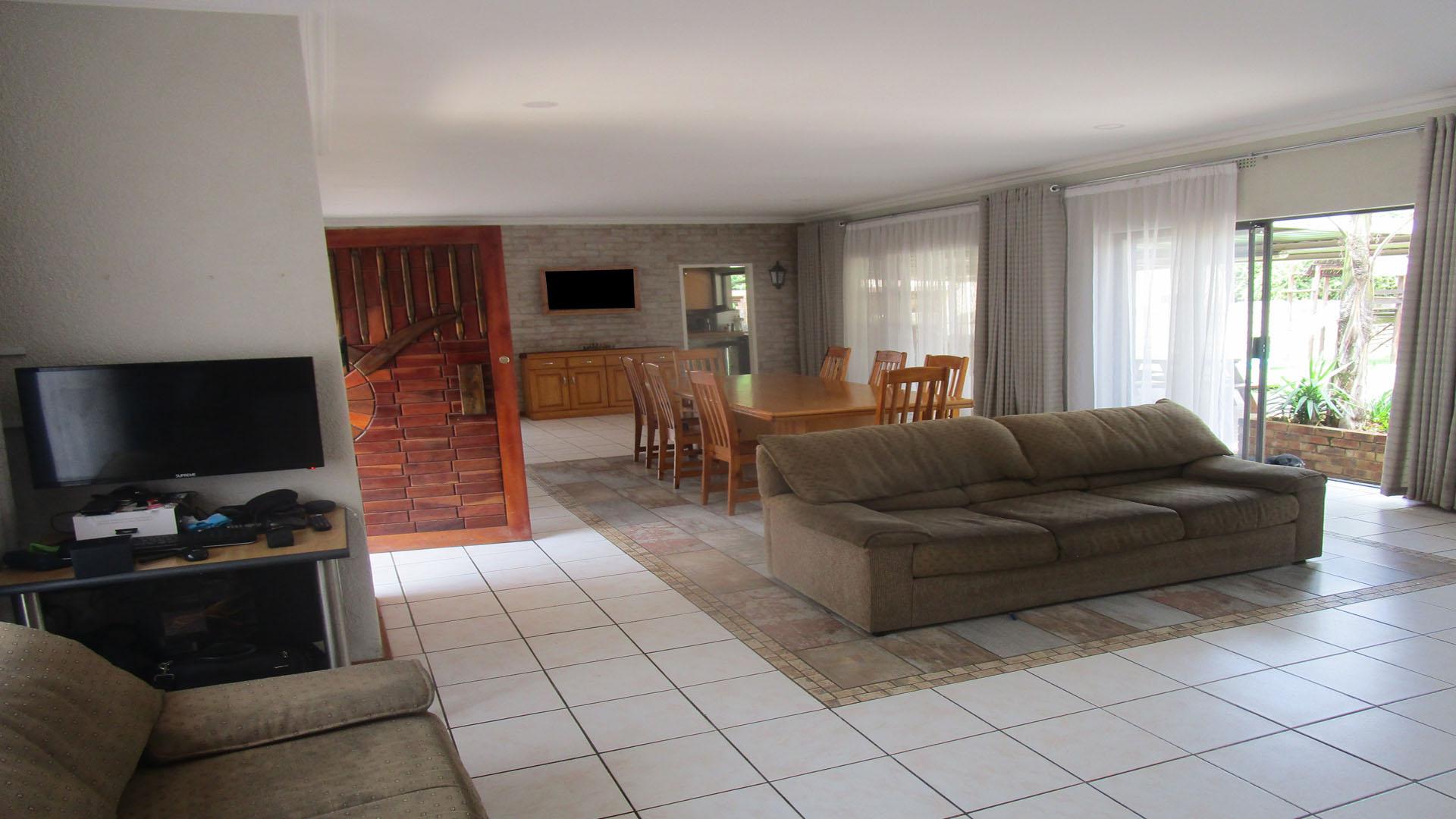 Lounges - 80 square meters of property in Pomona