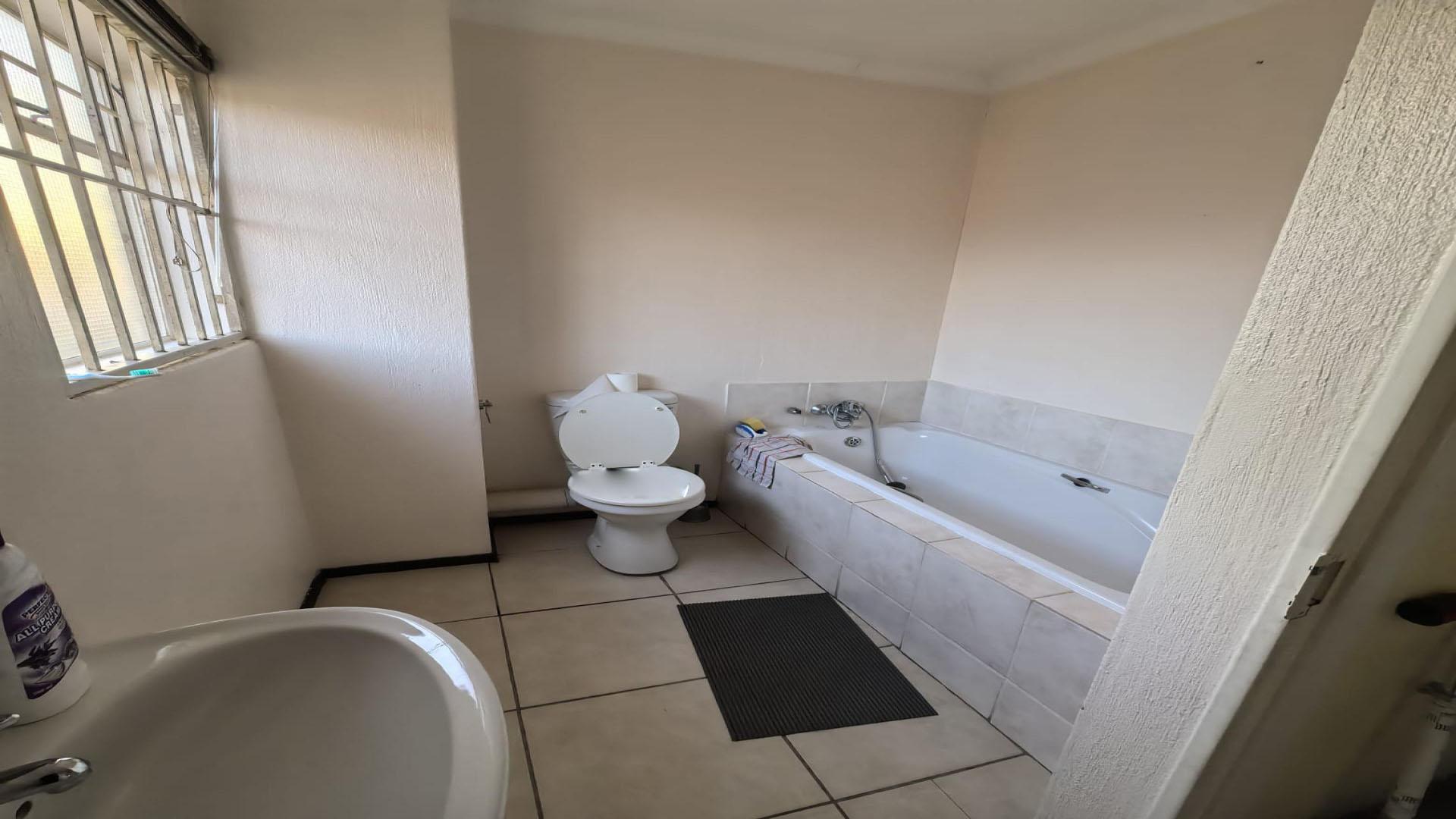 Bathroom 2 of property in Honey Park