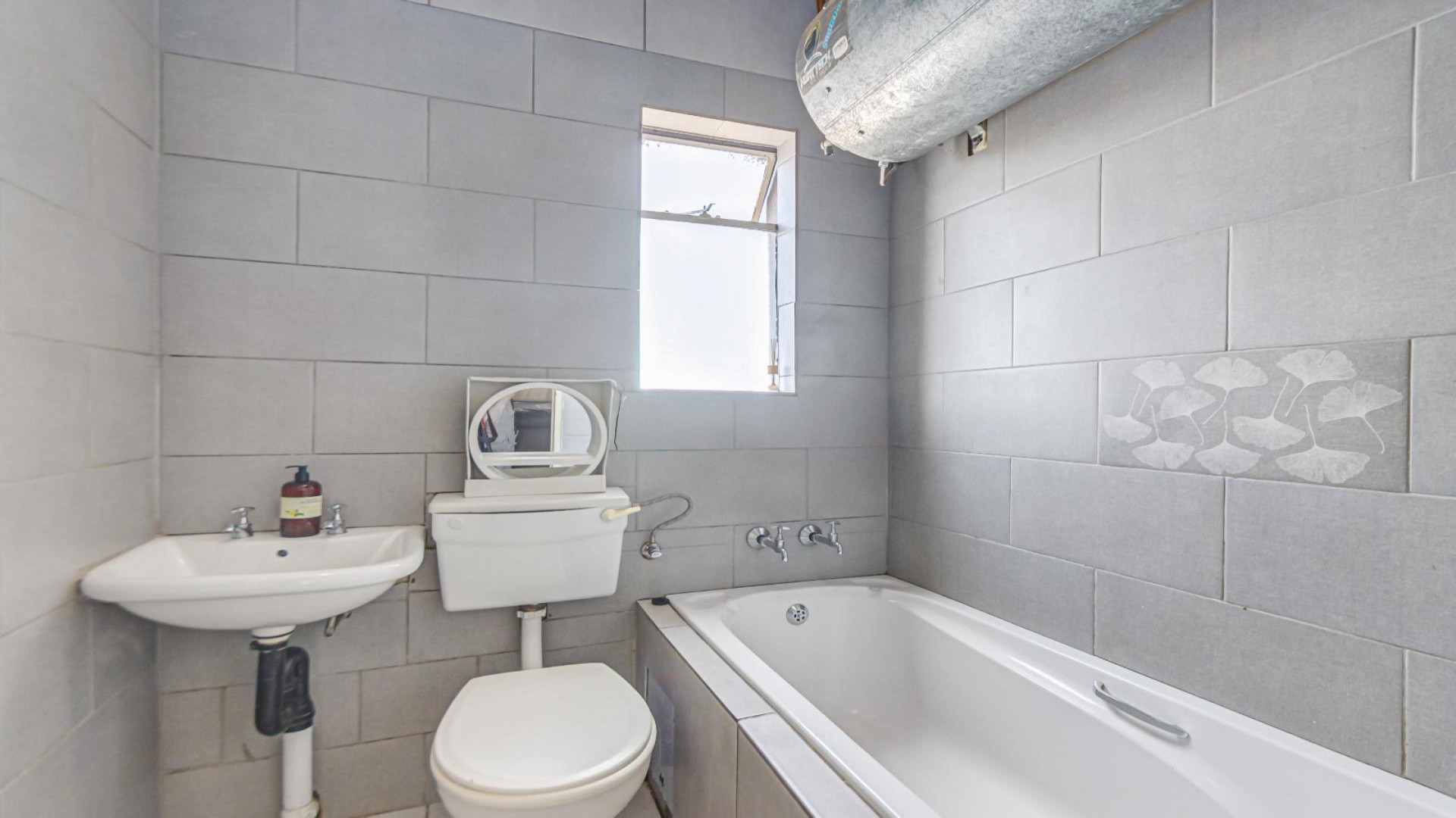 Bathroom 1 - 4 square meters of property in Fleurhof