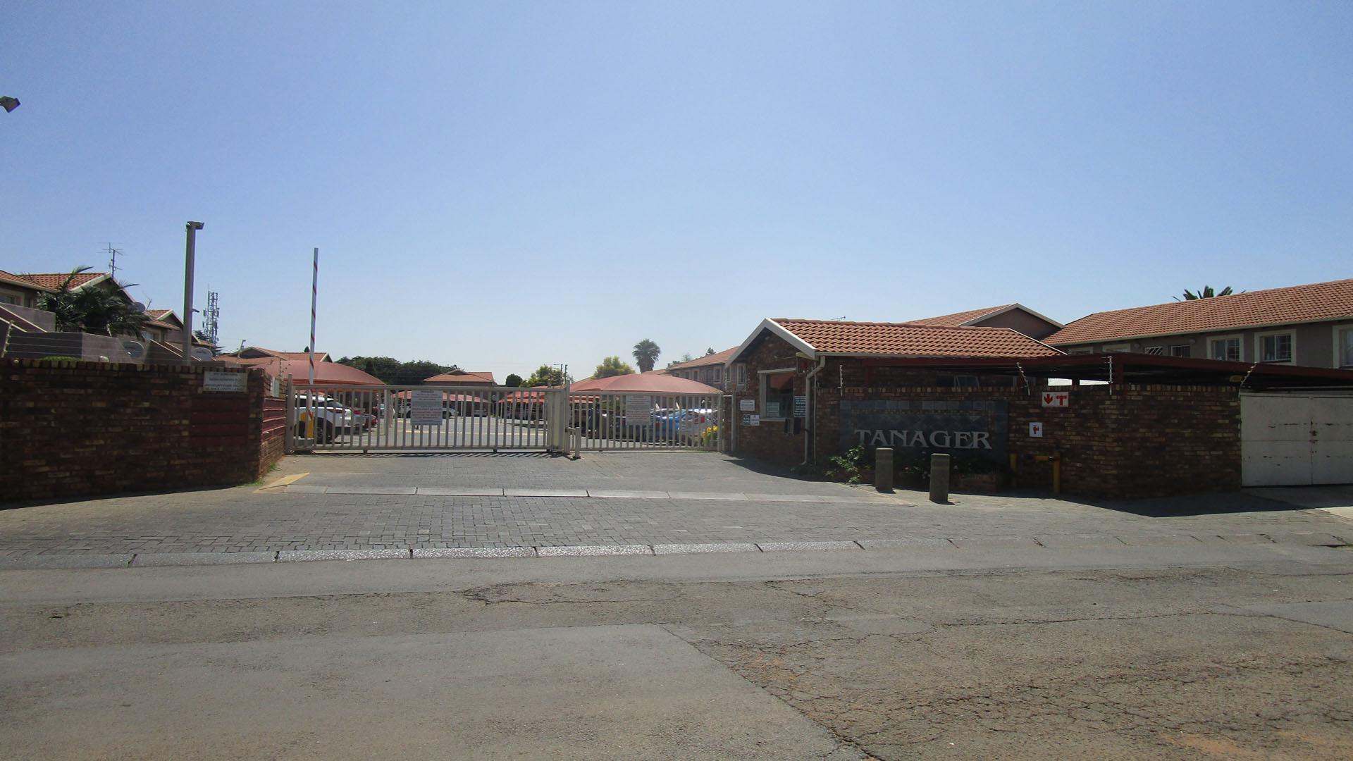 Front View of property in Glen Marais