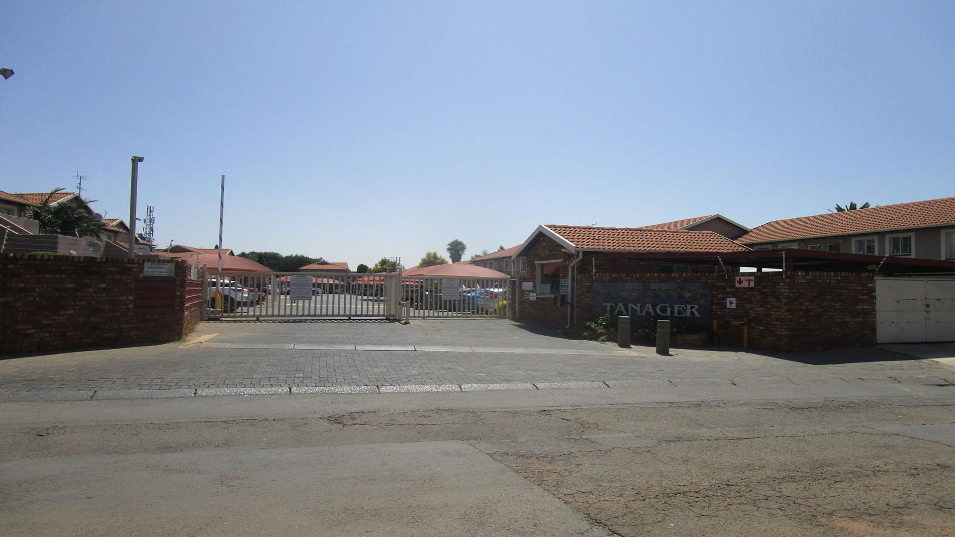 Front View of property in Glenmarais (Glen Marais)