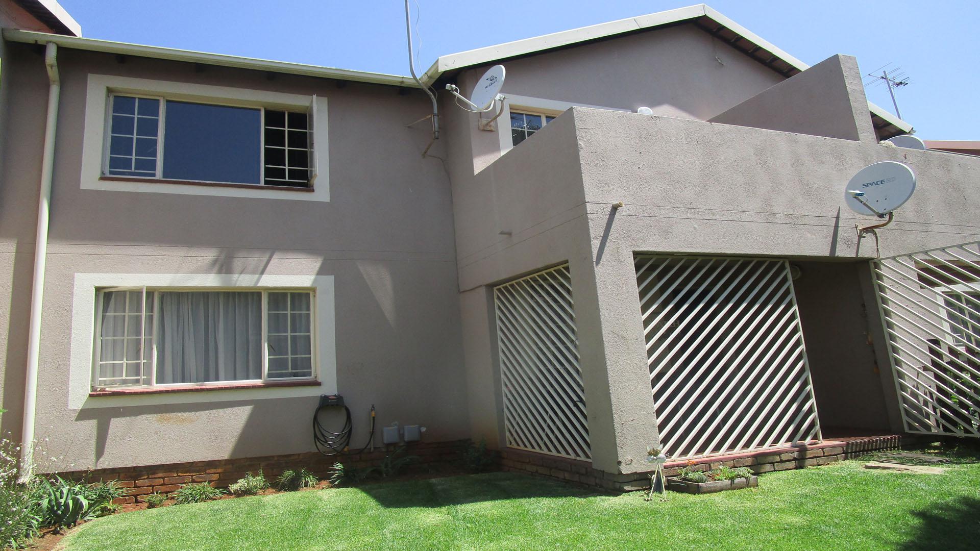 Front View of property in Glen Marais