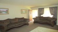 Lounges - 21 square meters of property in Glen Marais