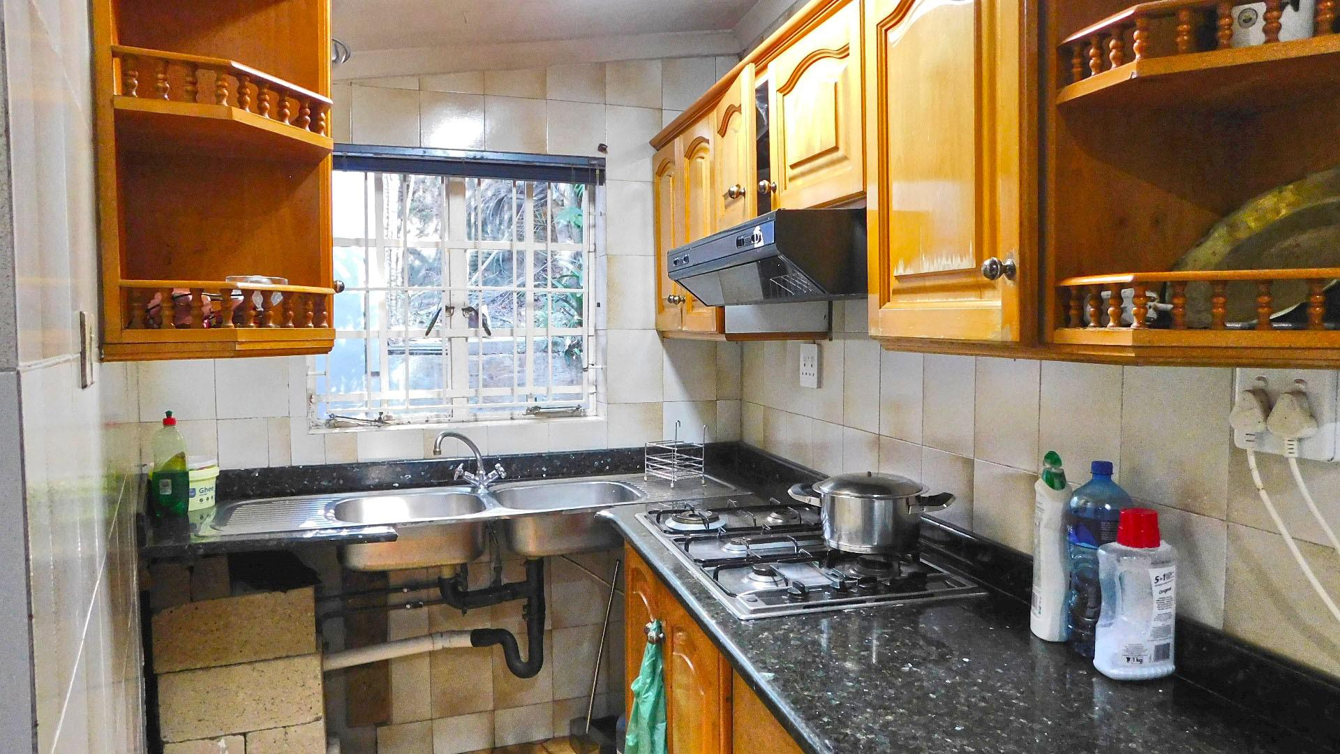 Kitchen - 36 square meters of property in Dawncrest