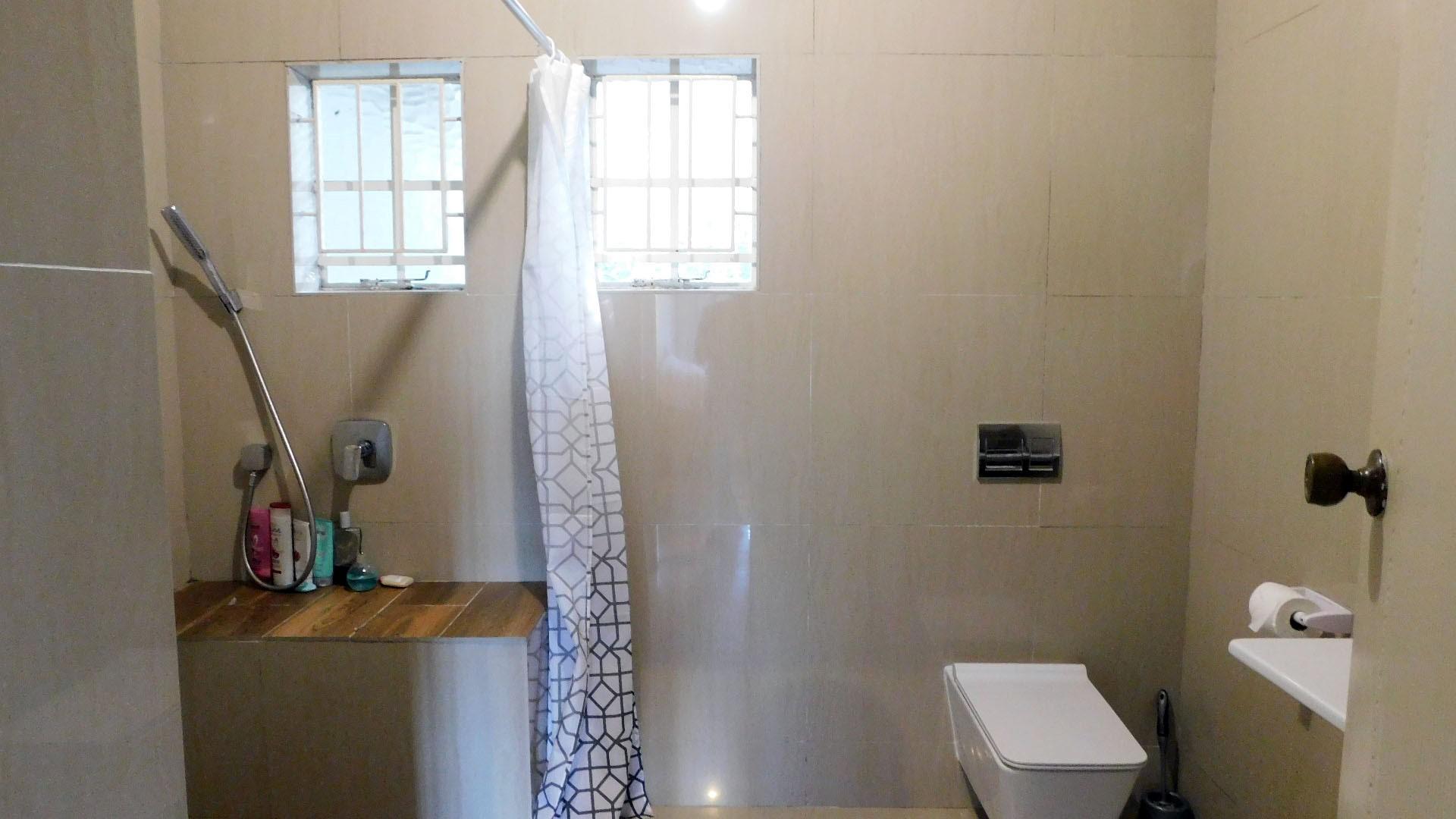 Bathroom 1 - 13 square meters of property in Dawncrest