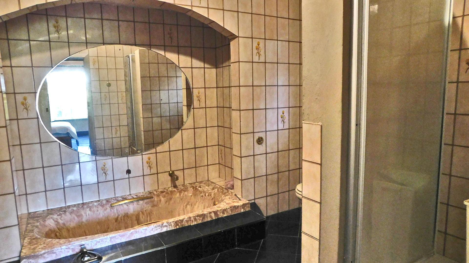 Main Bathroom - 12 square meters of property in Dawncrest