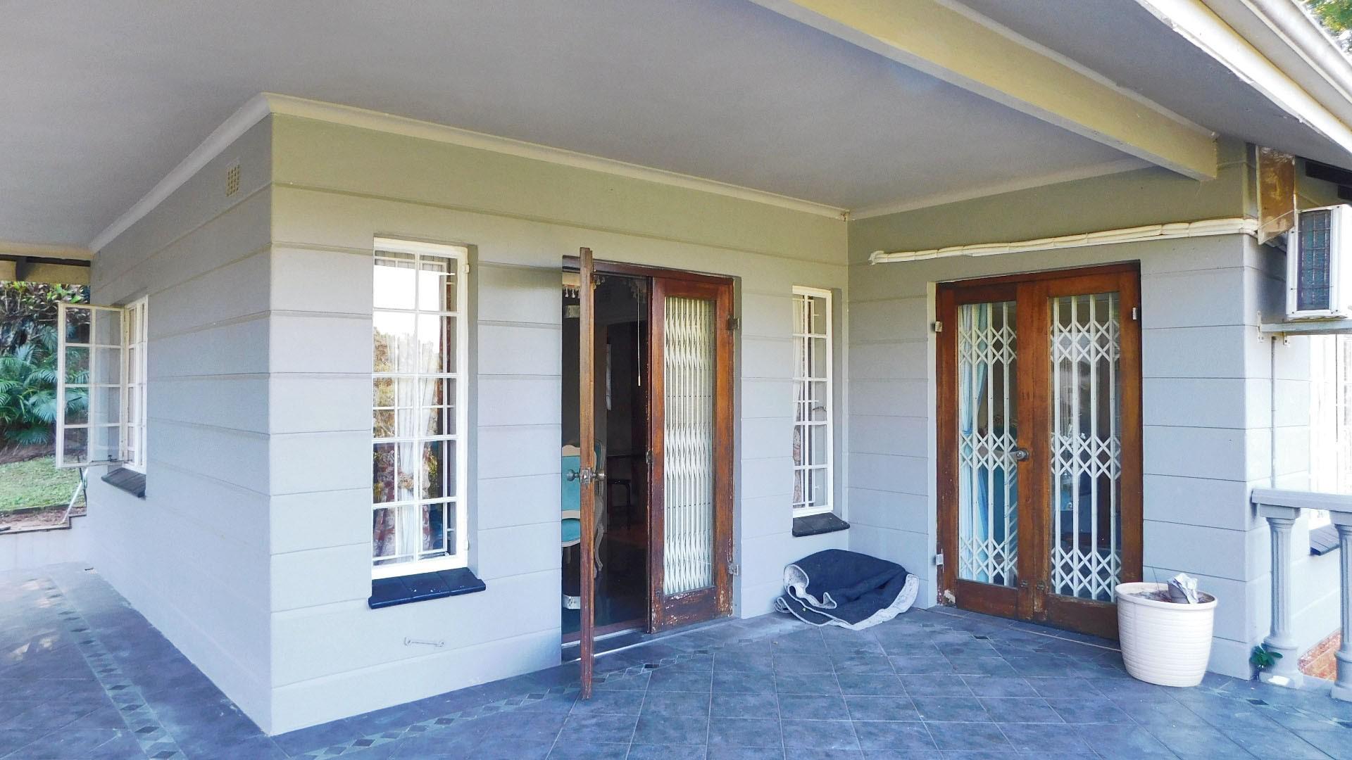 Balcony - 27 square meters of property in Dawncrest