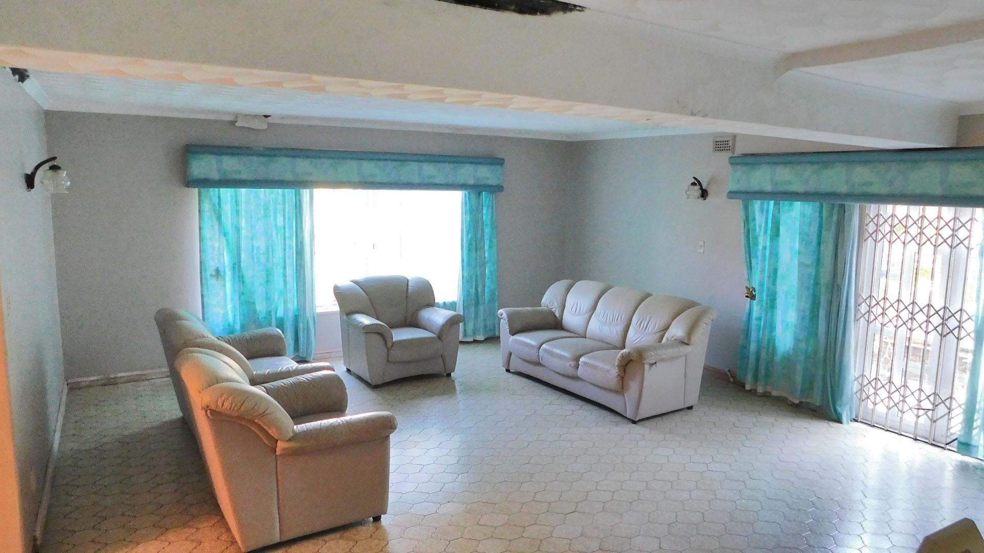 Lounges - 72 square meters of property in Dawncrest