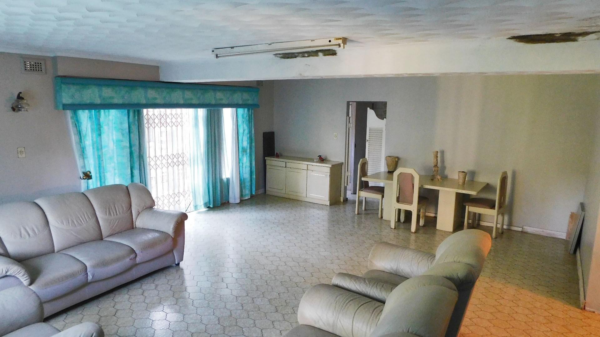 Lounges - 72 square meters of property in Dawncrest