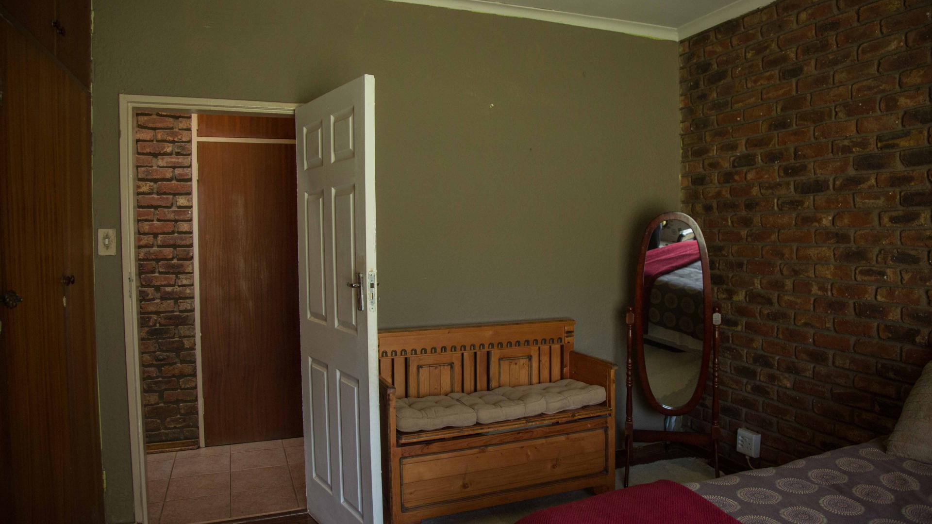 Bed Room 1 - 17 square meters of property in Vanderbijlpark