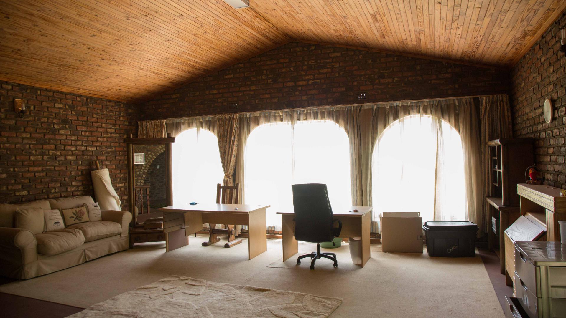 Lounges - 118 square meters of property in Vanderbijlpark