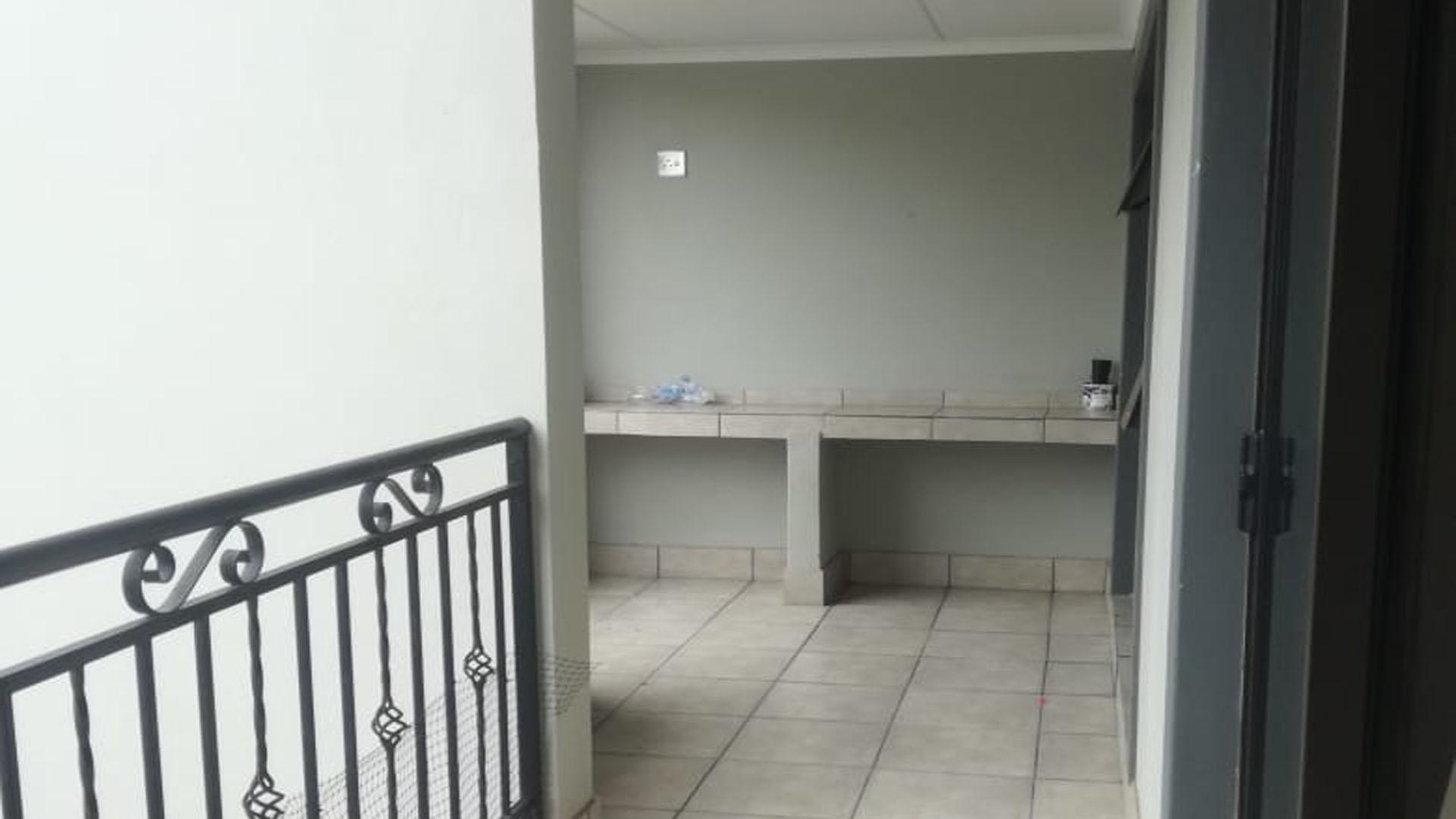 Balcony - 15 square meters of property in Crystal Park