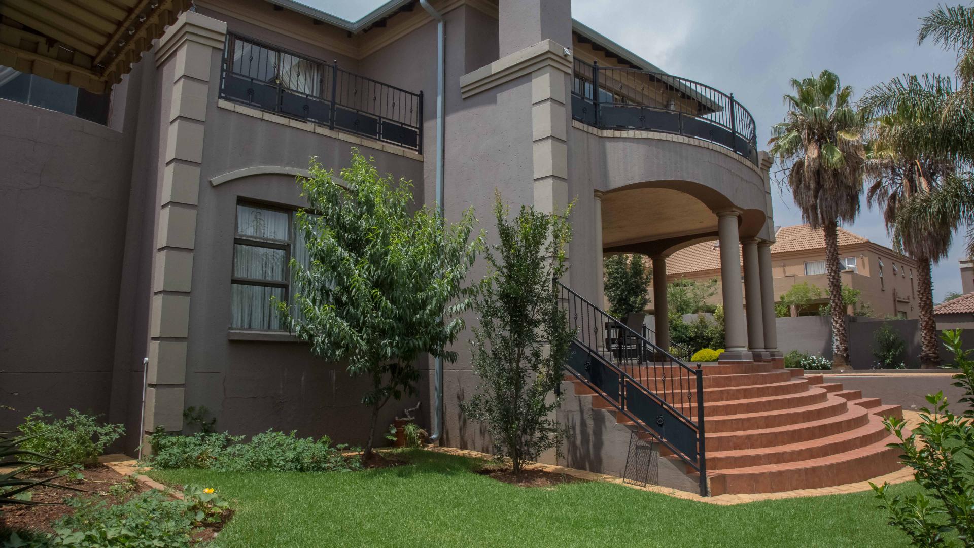 FNB Quick Sell 4 Bedroom House for Sale in Ruimsig Country E