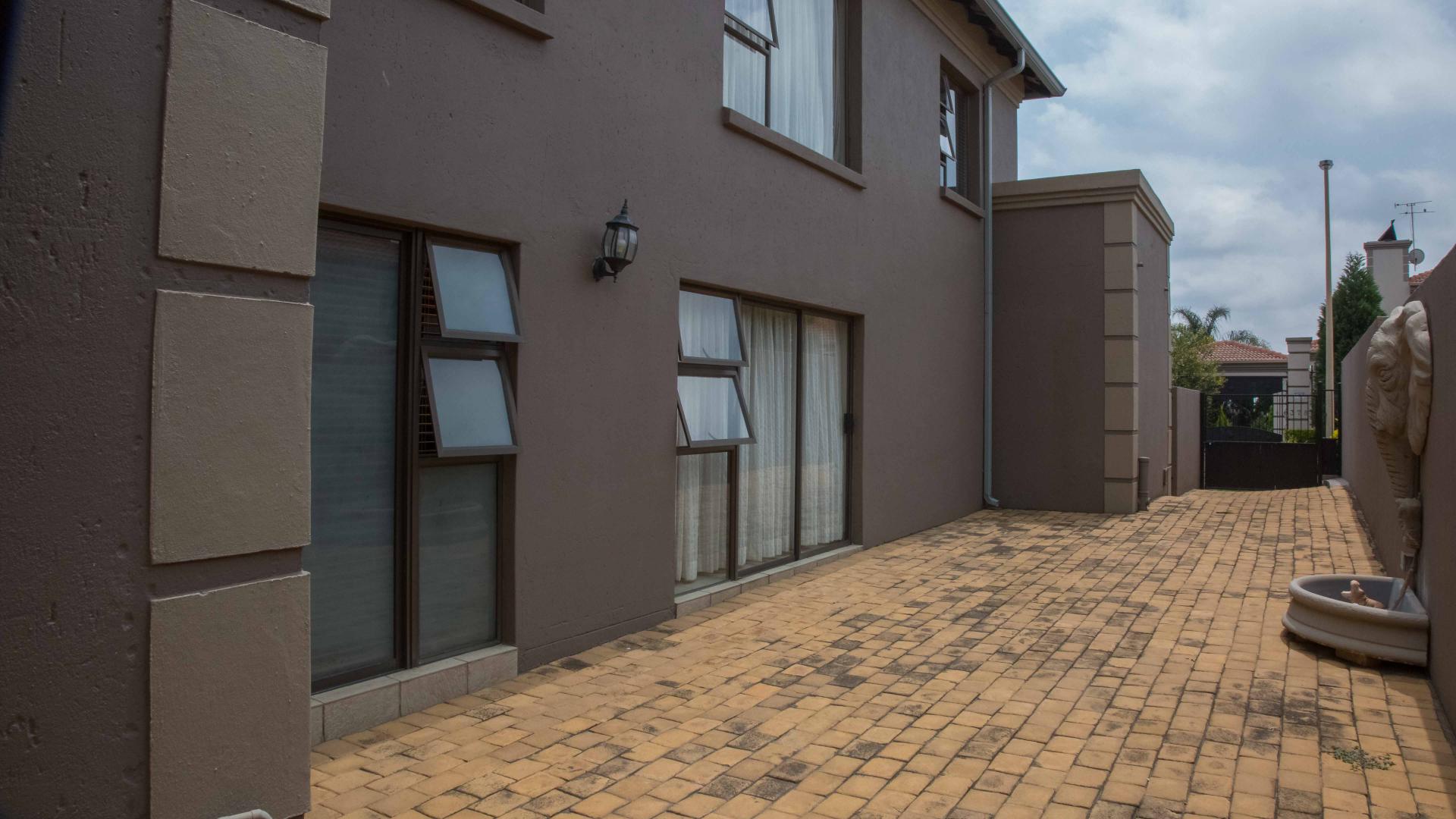 FNB Quick Sell 4 Bedroom House for Sale in Ruimsig Country E