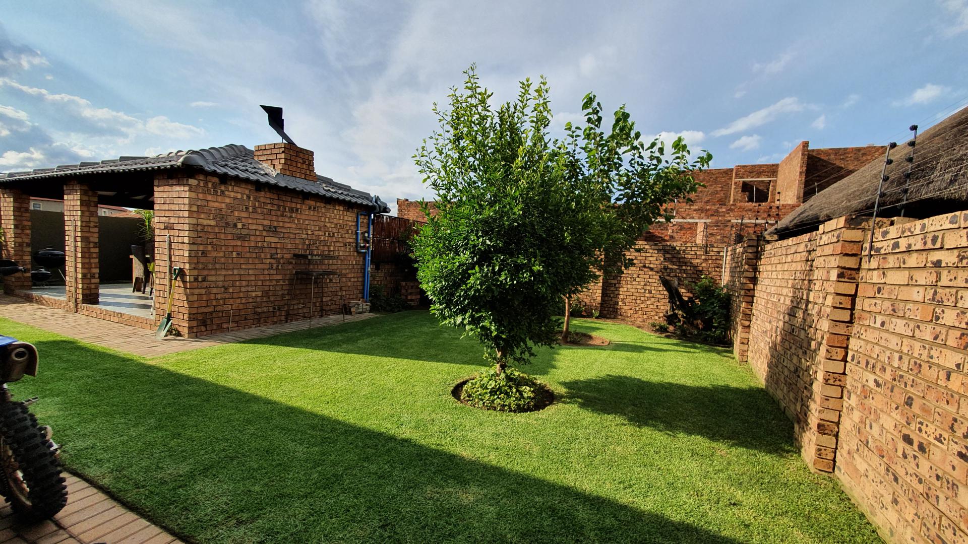 Backyard of property in Aerorand