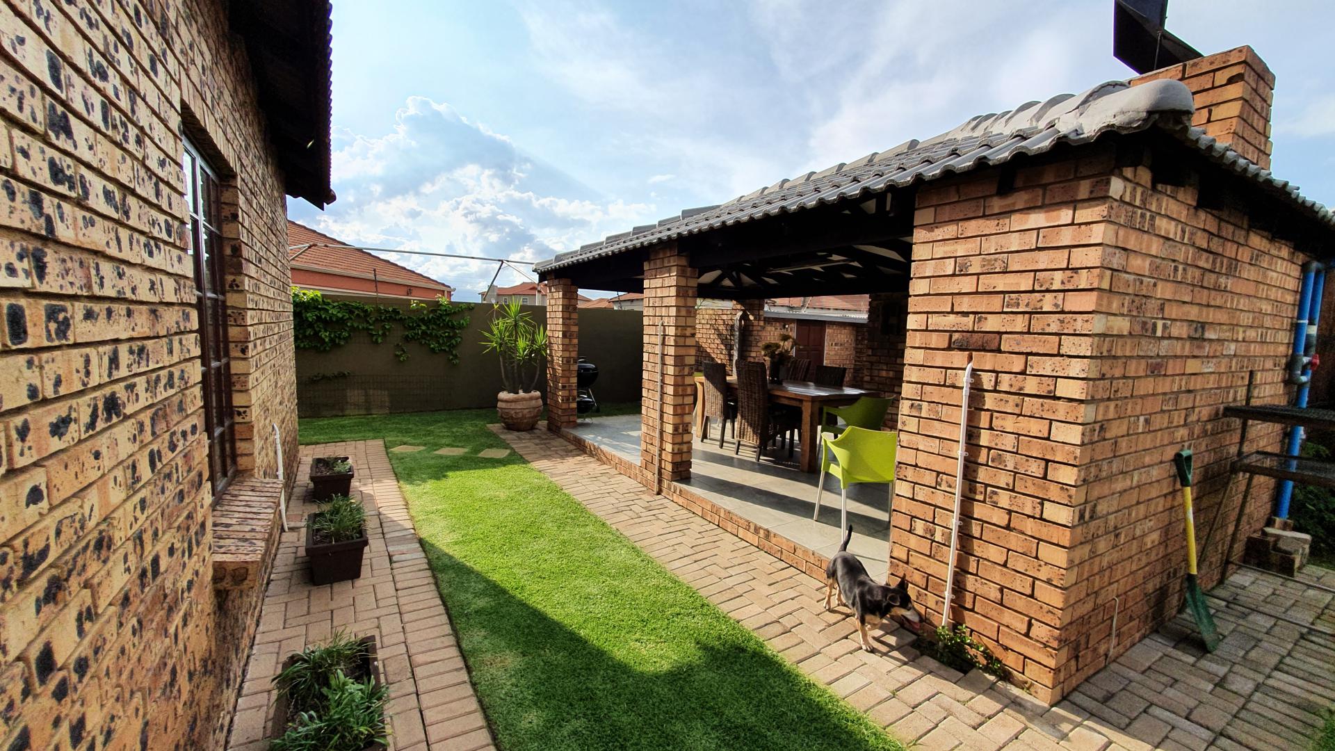 Backyard of property in Aerorand