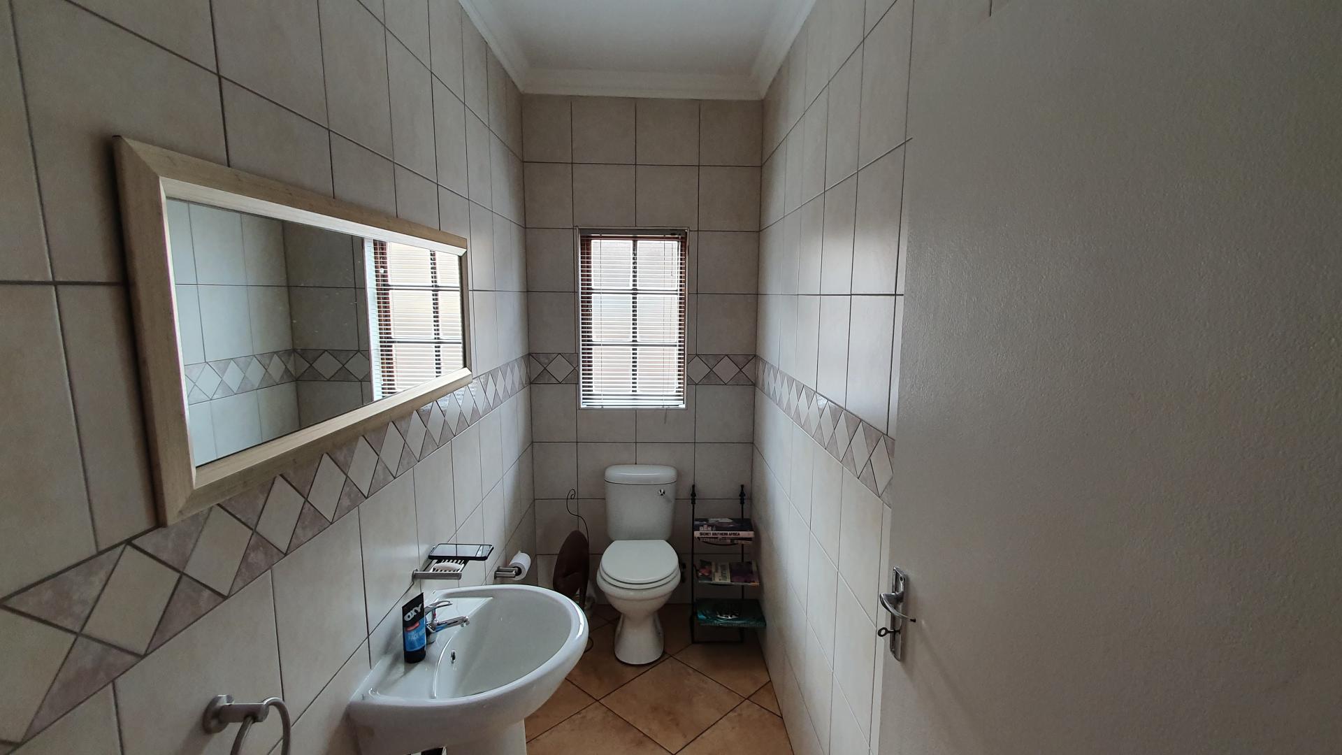 Guest Toilet - 4 square meters of property in Aerorand