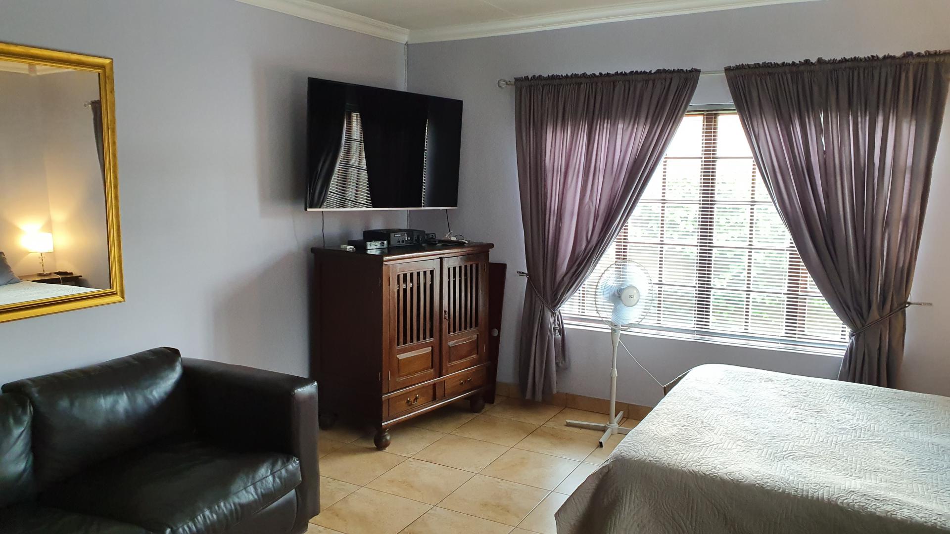 Main Bedroom - 36 square meters of property in Aerorand