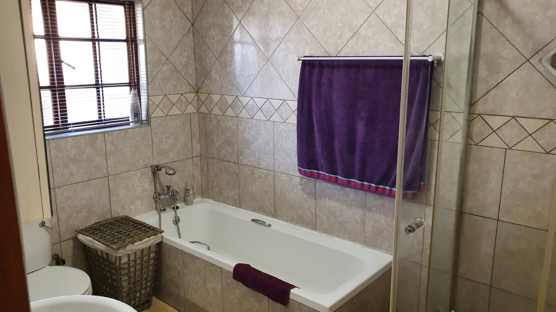 Main Bathroom - 7 square meters of property in Aerorand