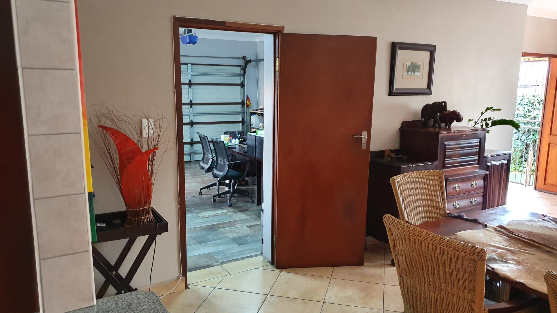 Dining Room - 17 square meters of property in Aerorand