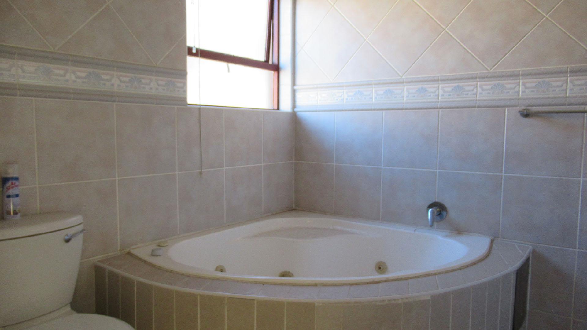 Main Bathroom - 7 square meters of property in Noordheuwel