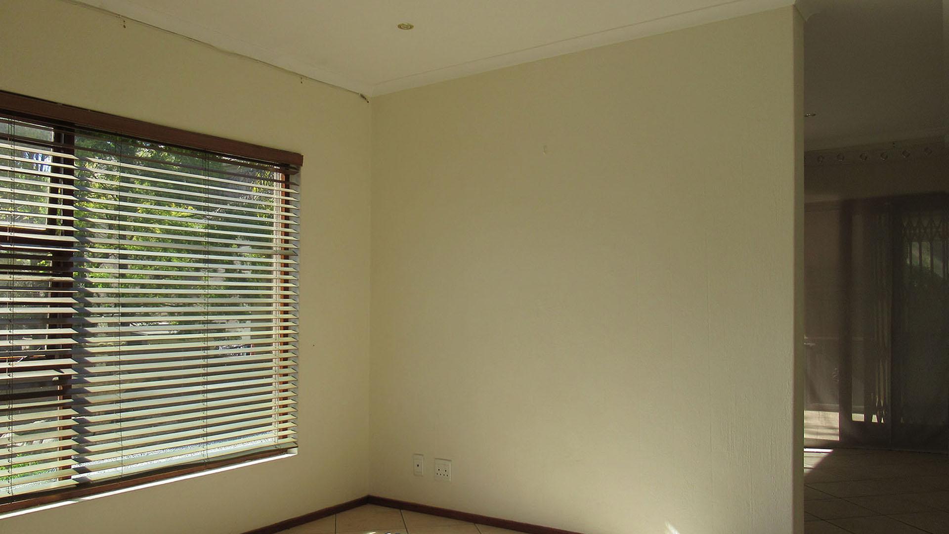 Lounges - 20 square meters of property in Noordheuwel