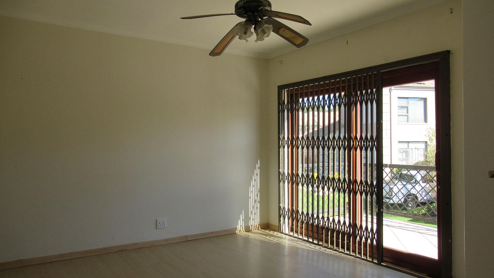 Bed Room 1 - 23 square meters of property in Noordheuwel
