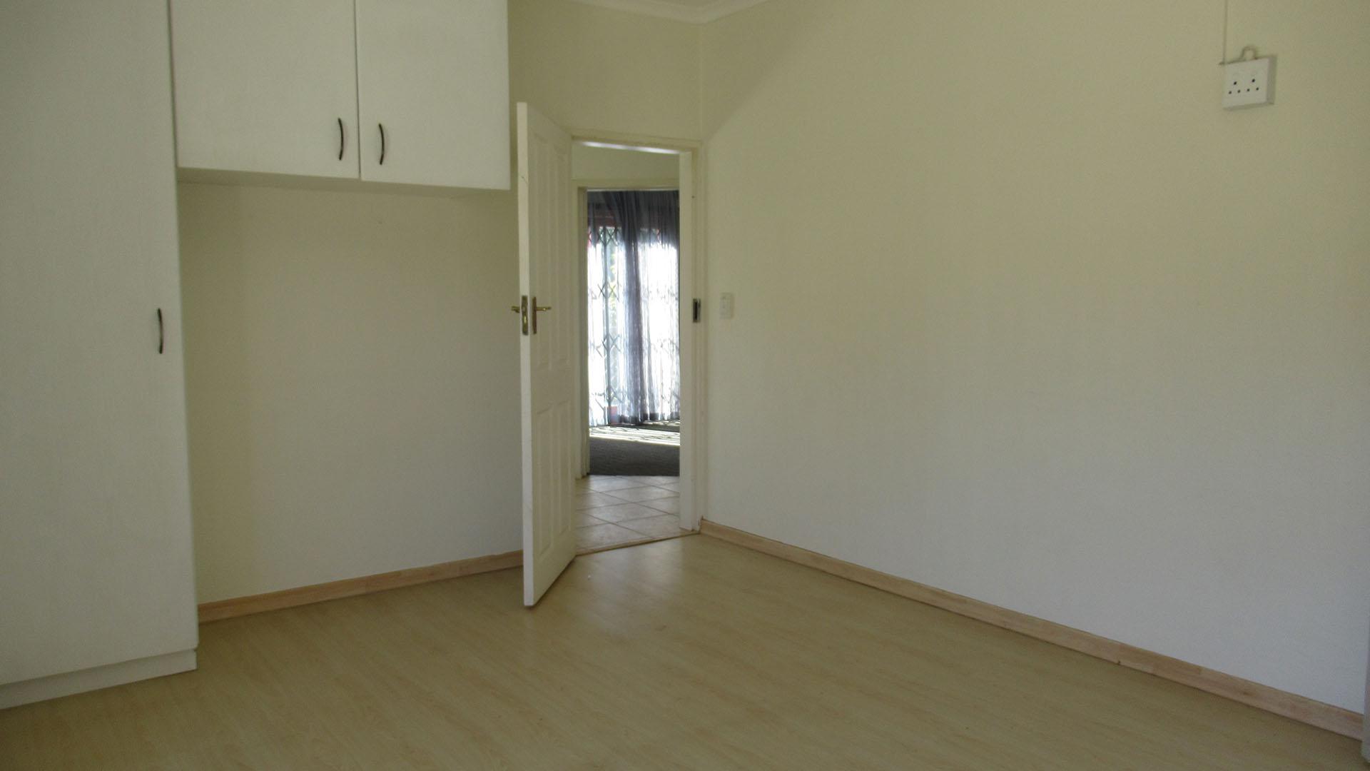 Bed Room 1 - 23 square meters of property in Noordheuwel