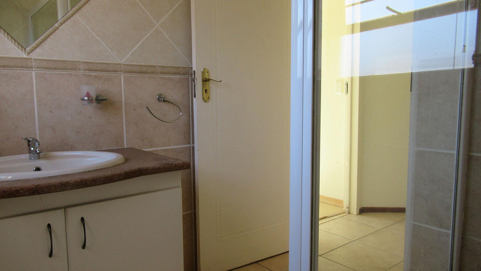 Bathroom 1 - 7 square meters of property in Noordheuwel