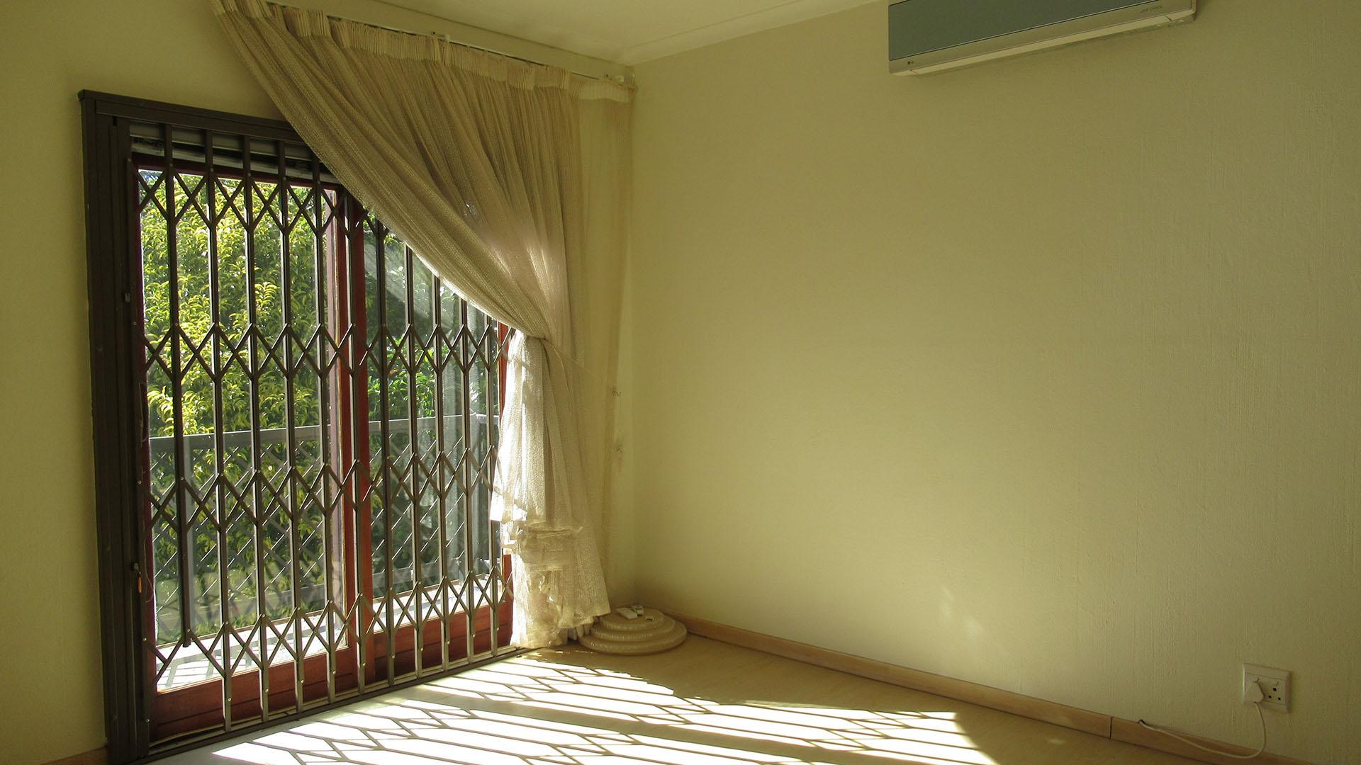 Main Bedroom - 25 square meters of property in Noordheuwel