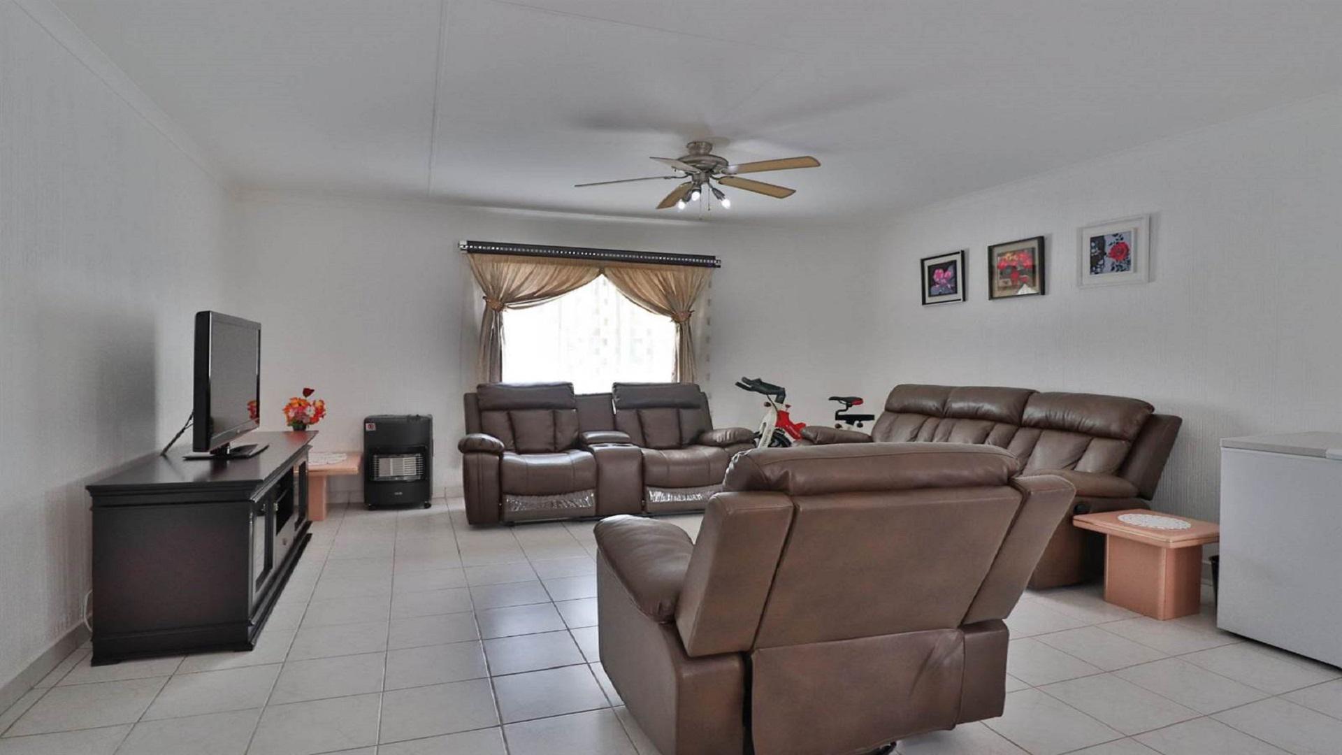 Lounges - 25 square meters of property in New Redruth