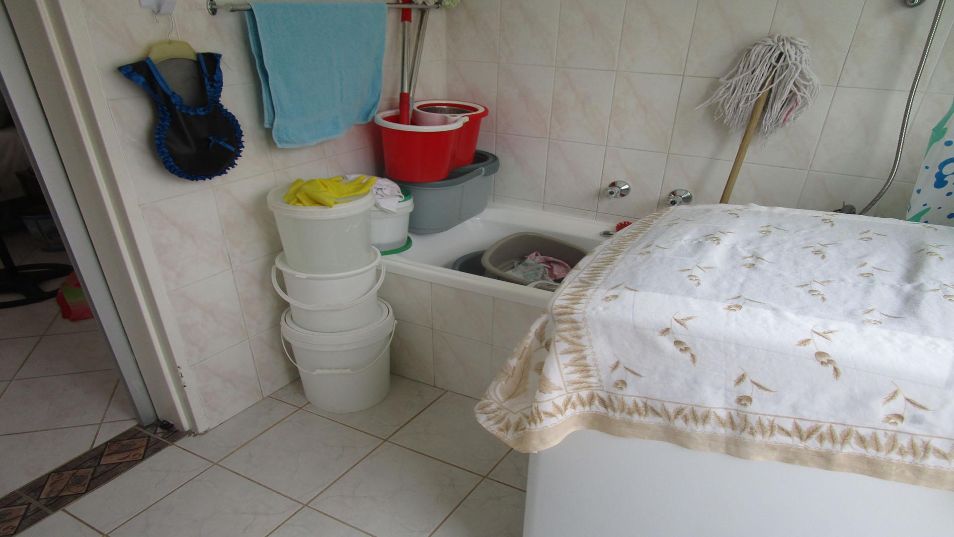 Main Bathroom - 7 square meters of property in New Redruth