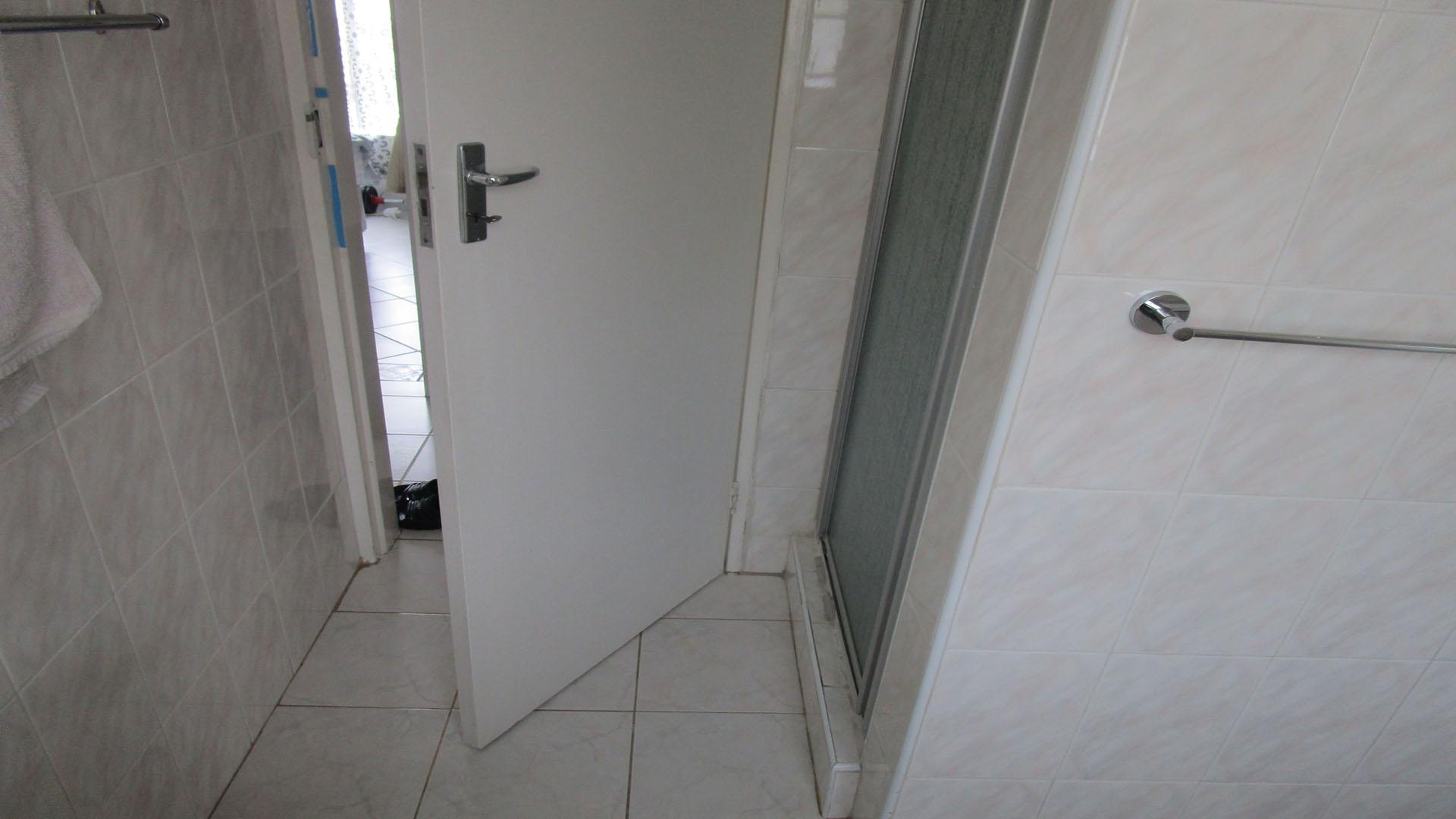 Bathroom 1 - 5 square meters of property in New Redruth