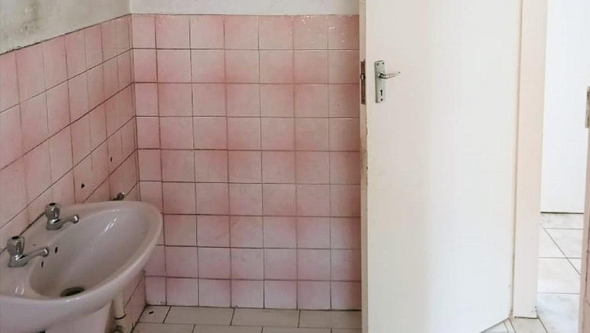 Bathroom 1 of property in Zakariyya Park