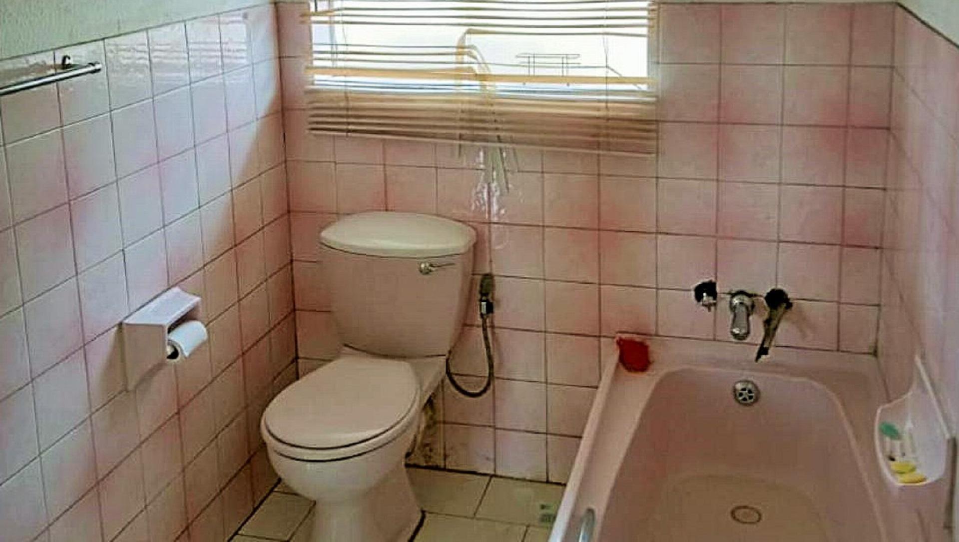 Bathroom 1 of property in Zakariyya Park