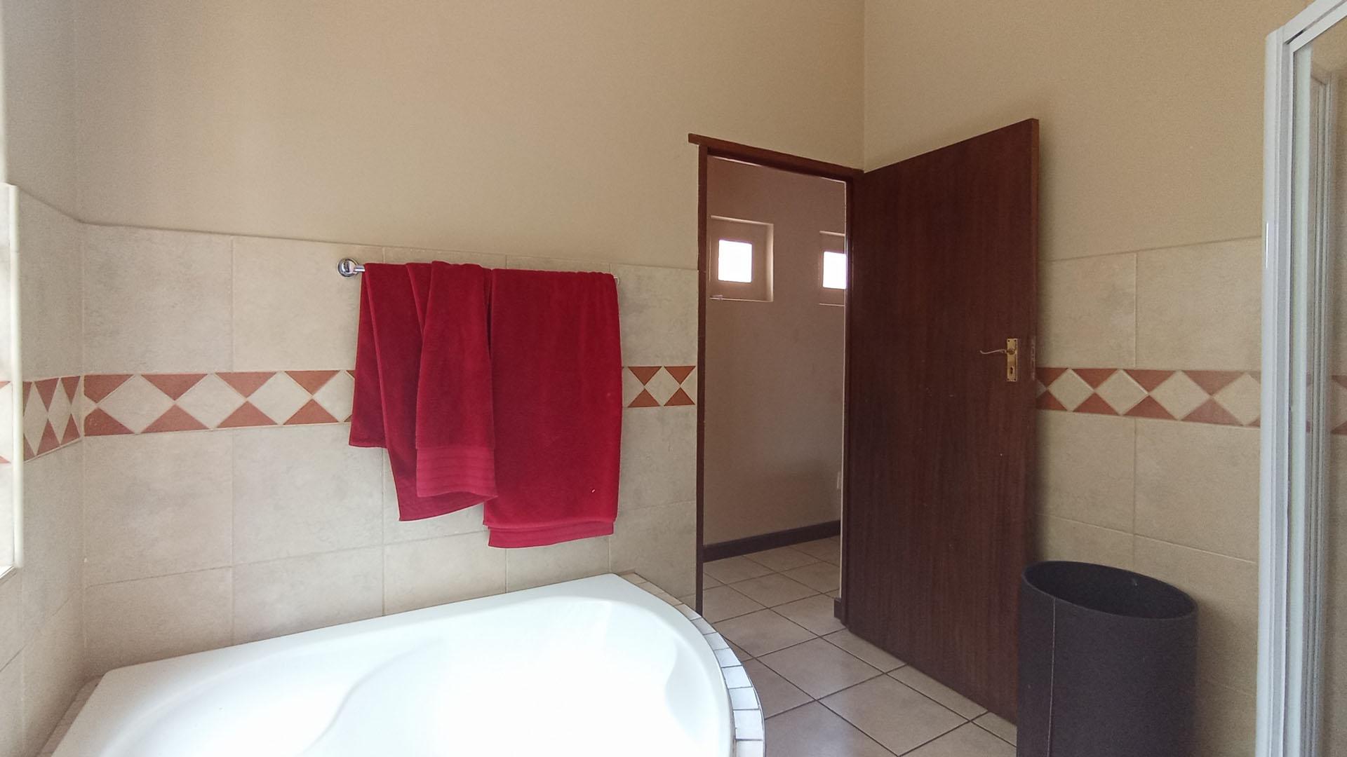 Bathroom 2 - 7 square meters of property in Wierdapark