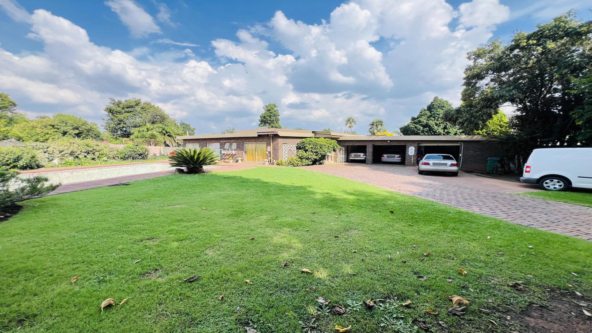 Front View of property in Brackendowns