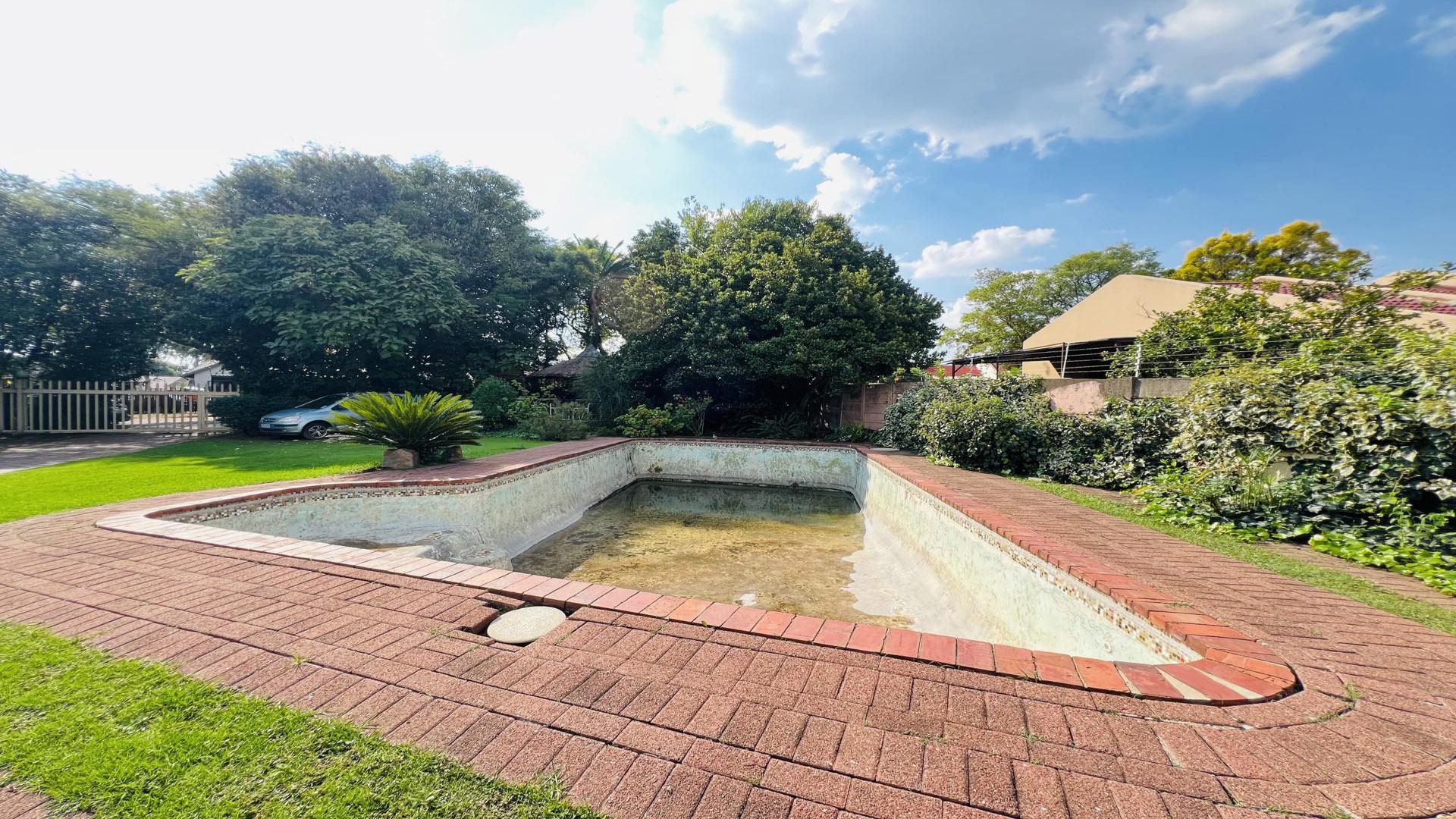 Swimming Pool of property in Brackendowns