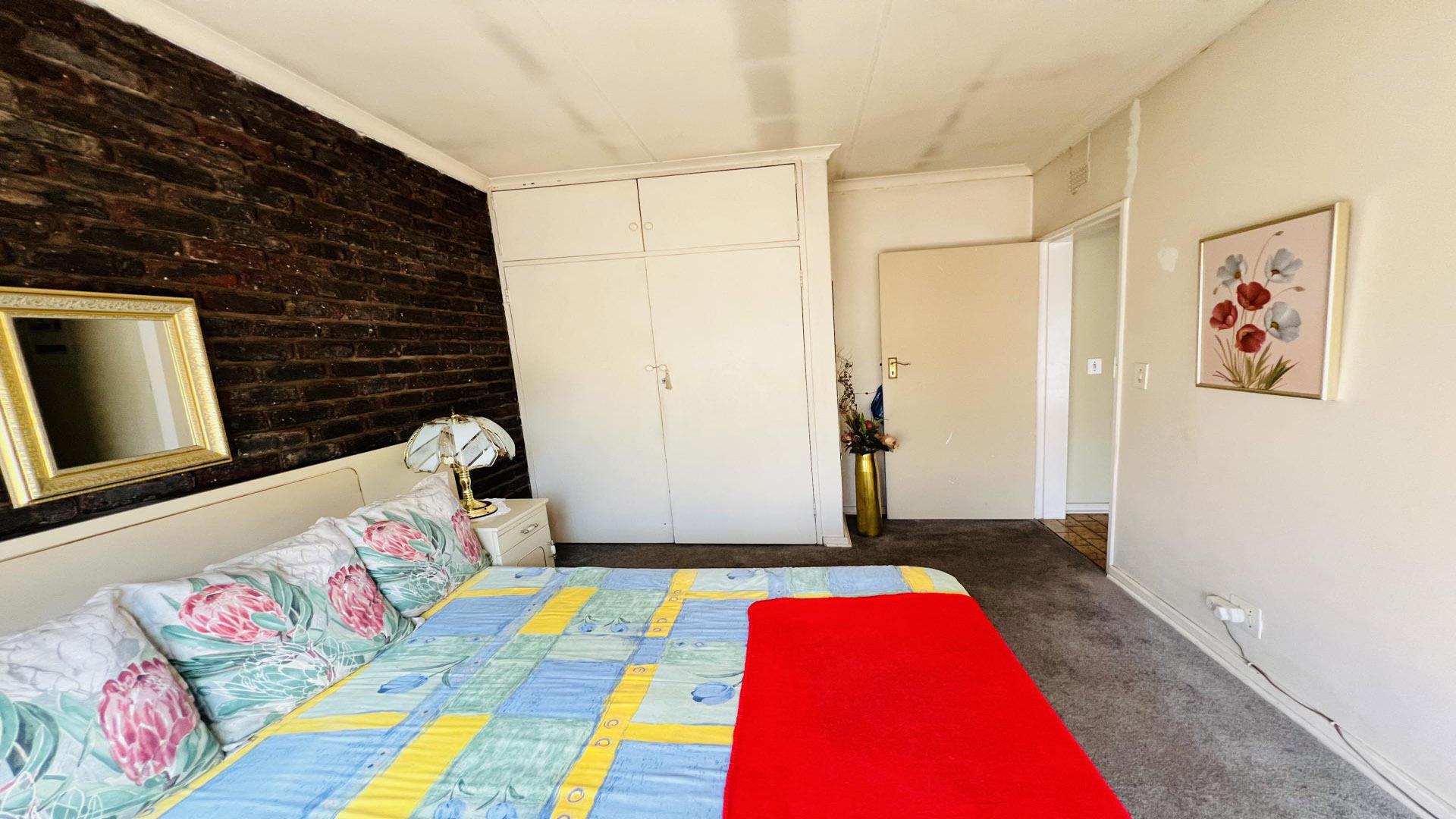 Bed Room 1 of property in Brackendowns