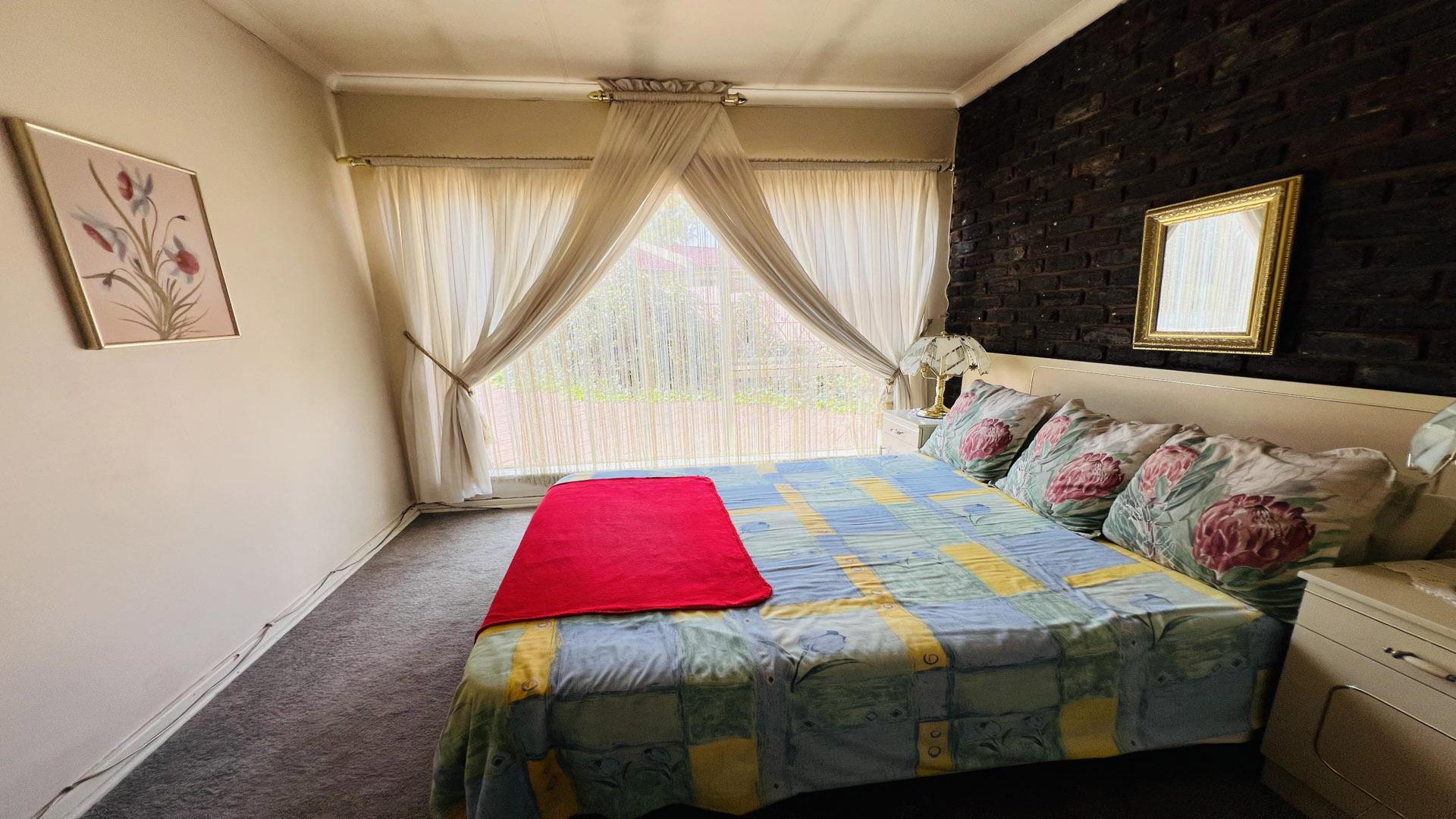 Bed Room 1 of property in Brackendowns