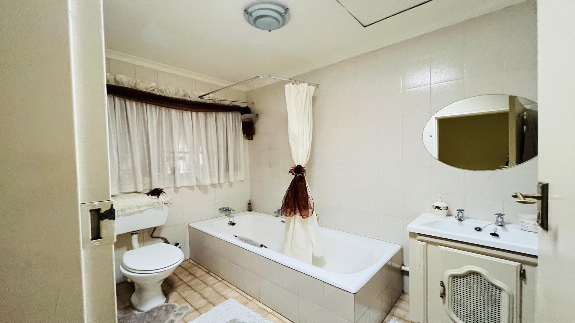 Bathroom 1 of property in Brackendowns