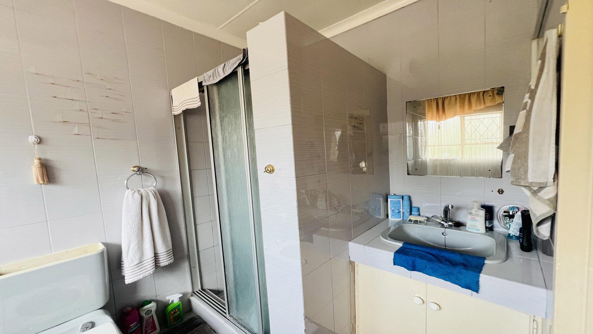 Bathroom 2 of property in Brackendowns