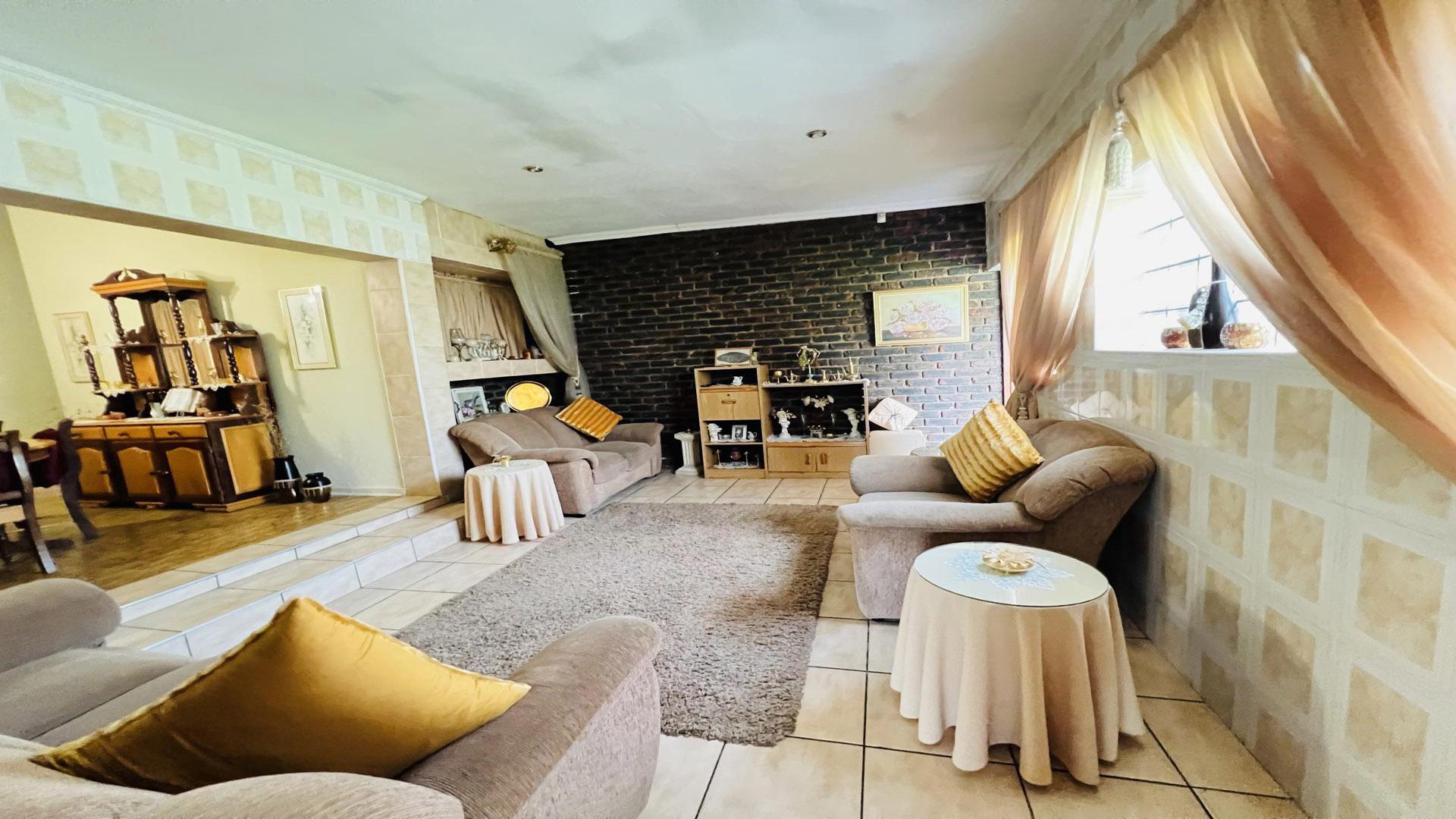 Lounges of property in Brackendowns