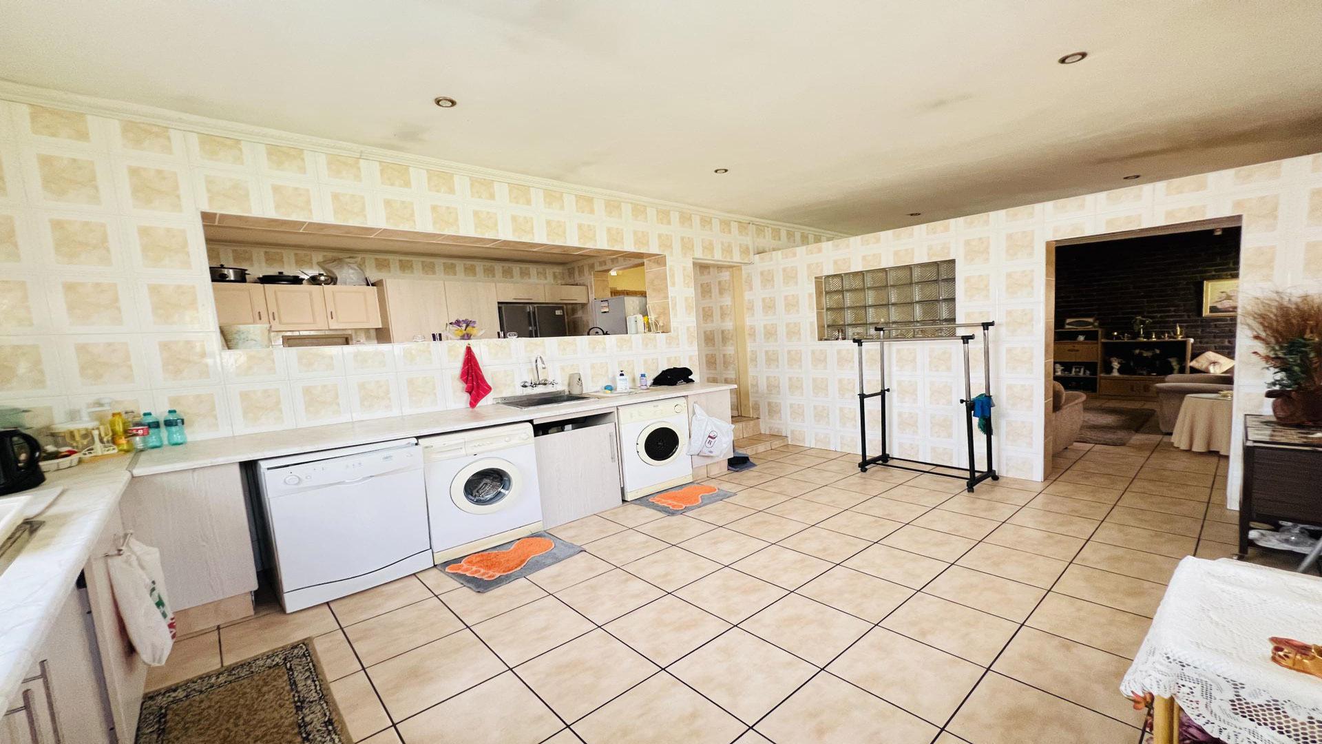 Kitchen of property in Brackendowns