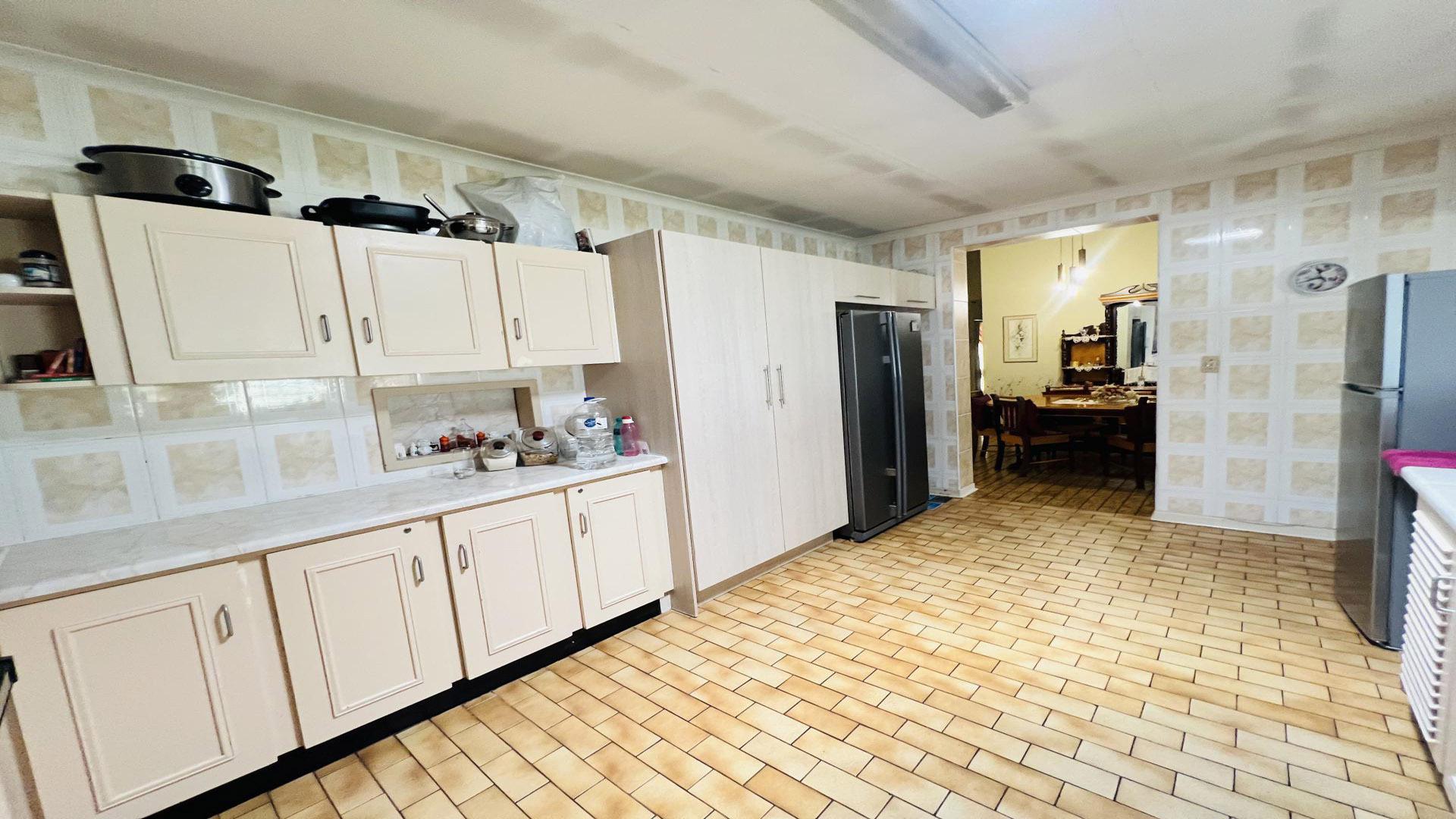 Kitchen of property in Brackendowns