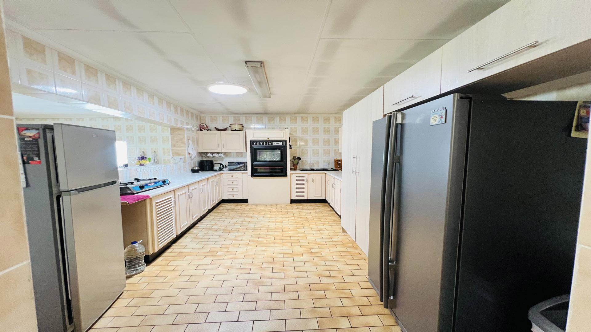 Kitchen of property in Brackendowns