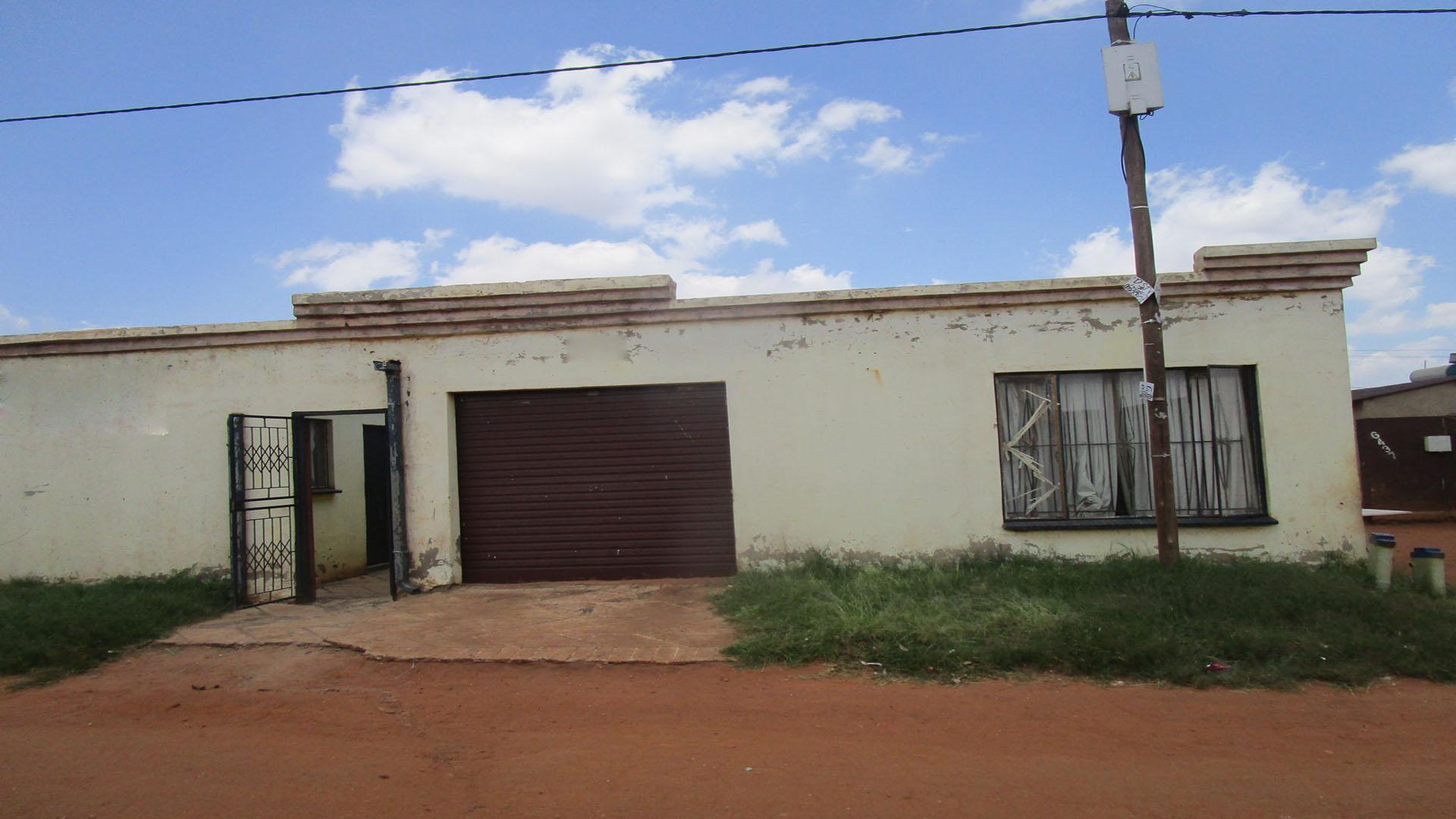 Front View of property in Roodekop