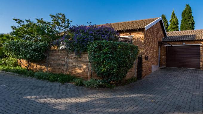 2 Bedroom Sectional Title for Sale For Sale in Wilgeheuwel  - Home Sell - MR358409